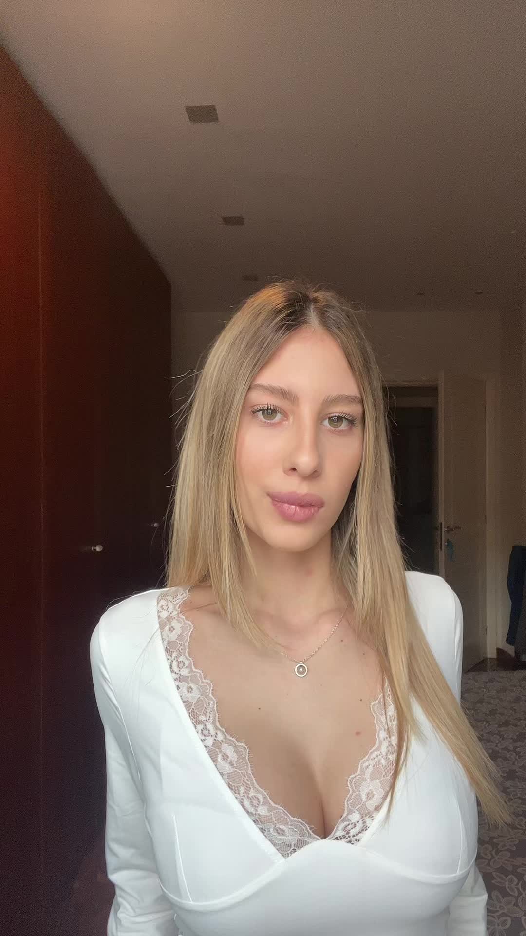 @_eliana_
