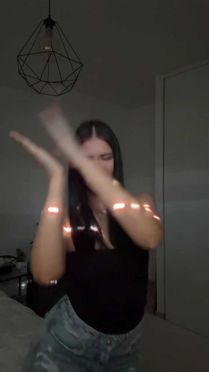 @V A N E S S