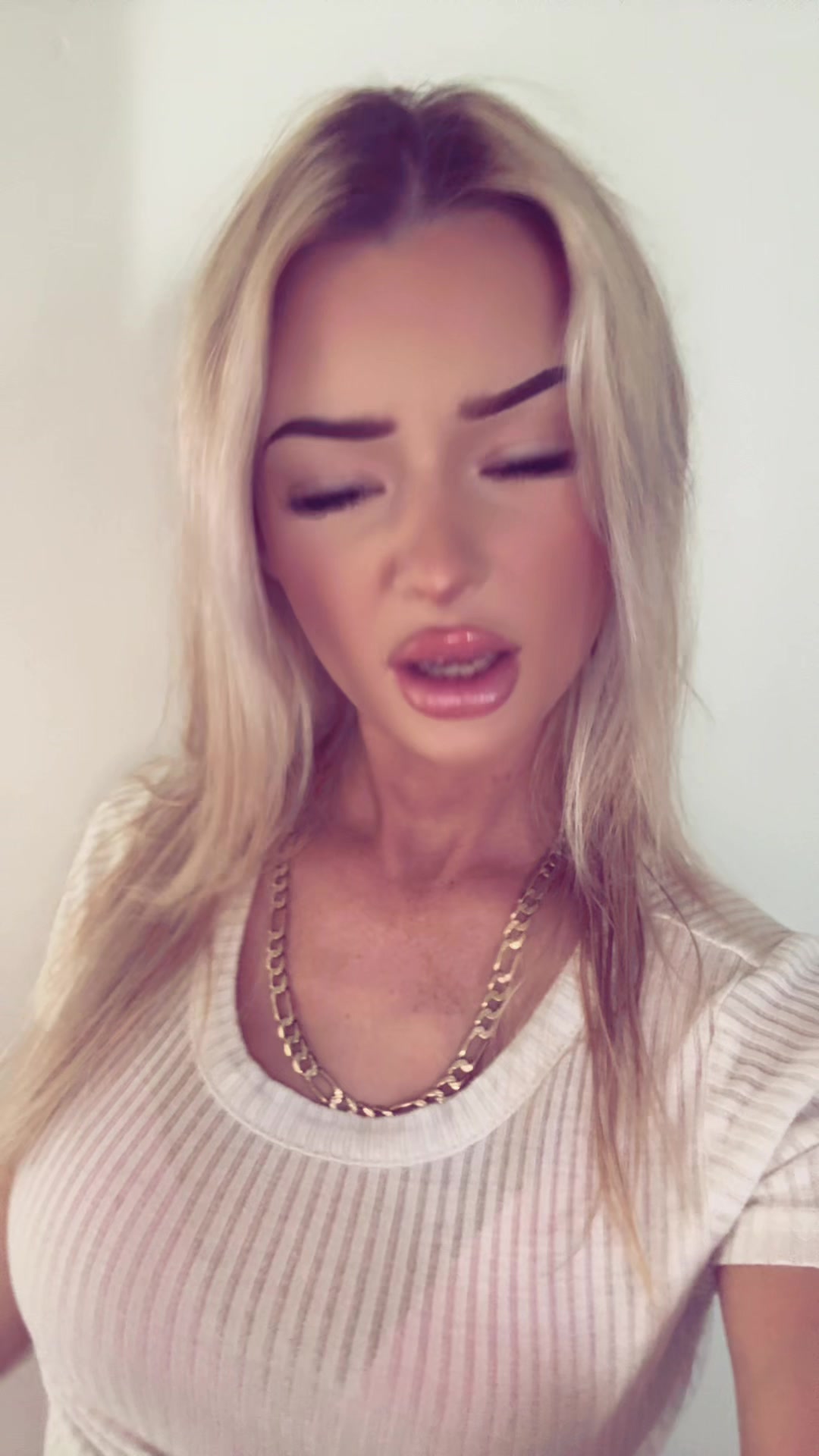 @Elliequigley