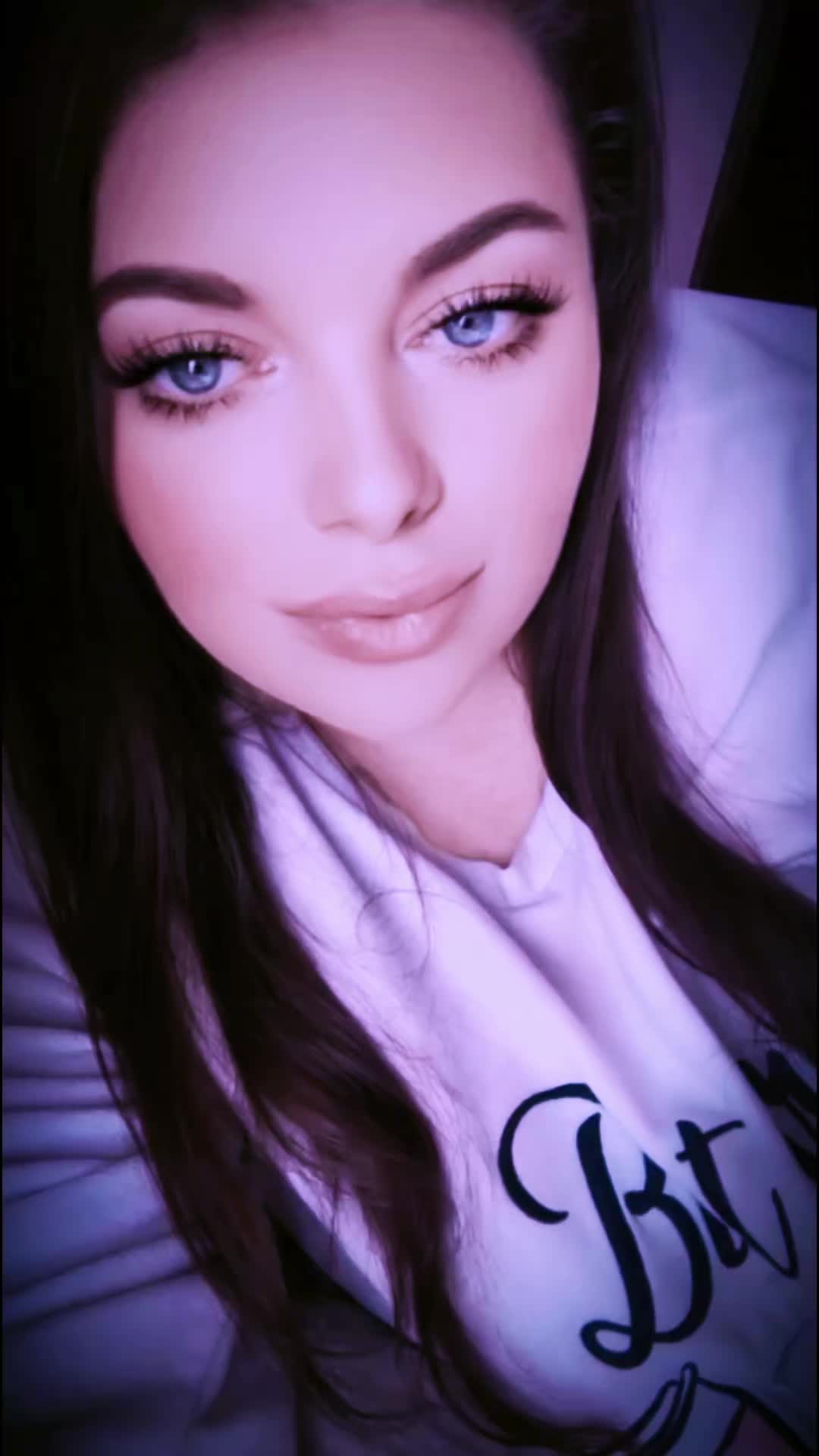 @🍒𝒮𝒽𝒶𝓃𝒶 ~𝓁o𝓊𝒾𝓈𝑒🍒