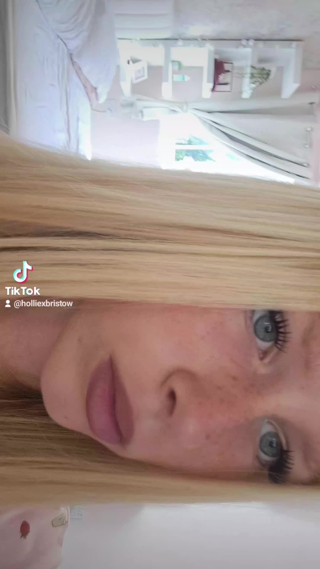 @𝐡𝐨𝐥𝐥𝐢𝐞