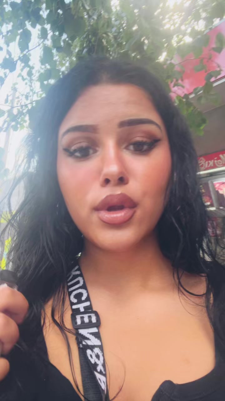 @neeveenica
