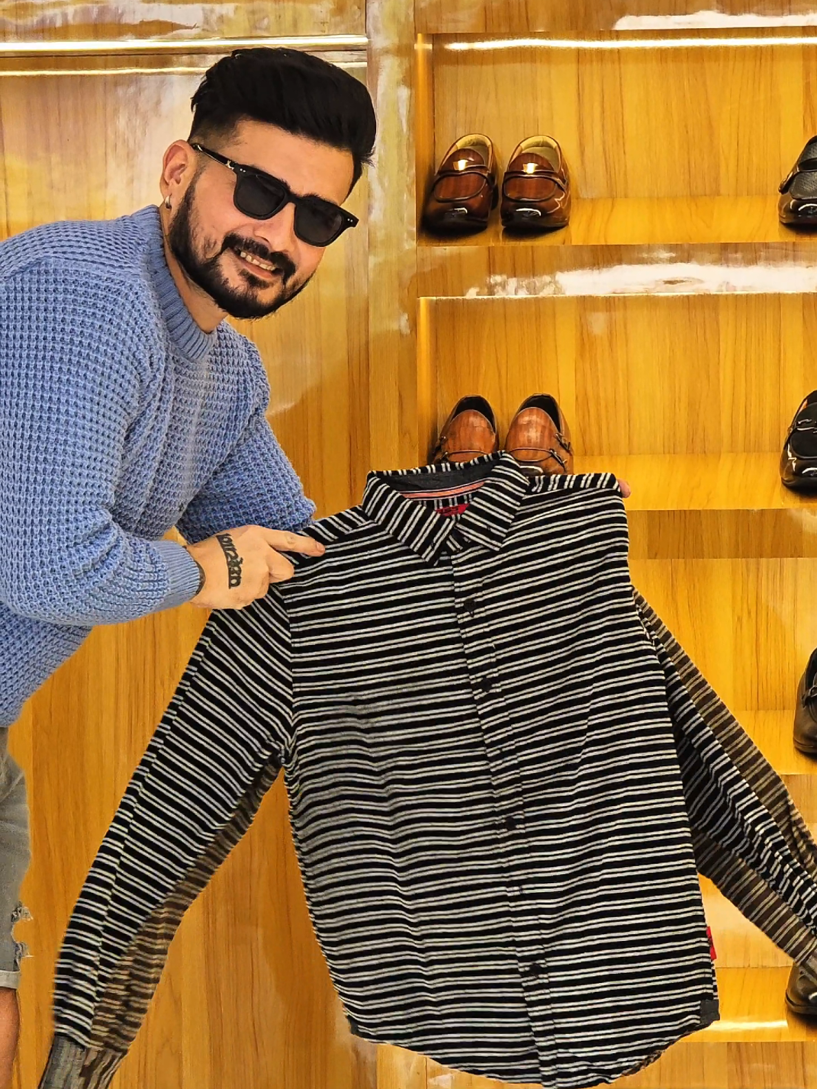 @पछ्याण wears