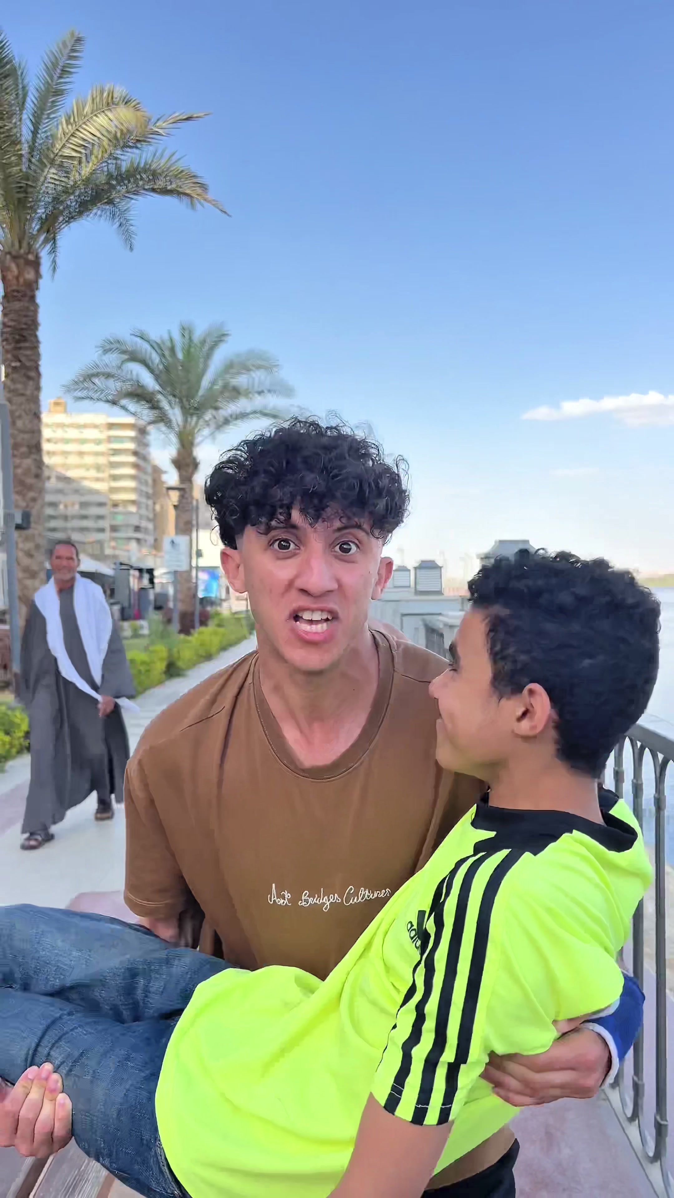 @تفاحه