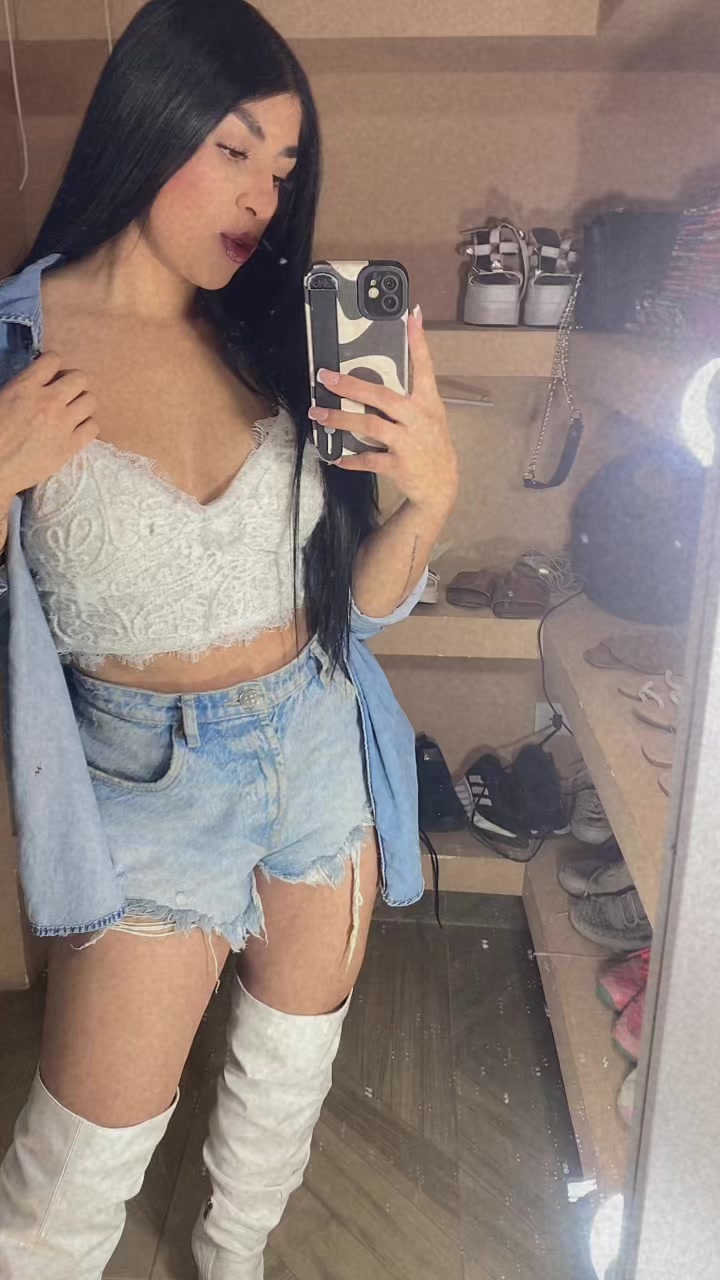 @👩🏻🎀