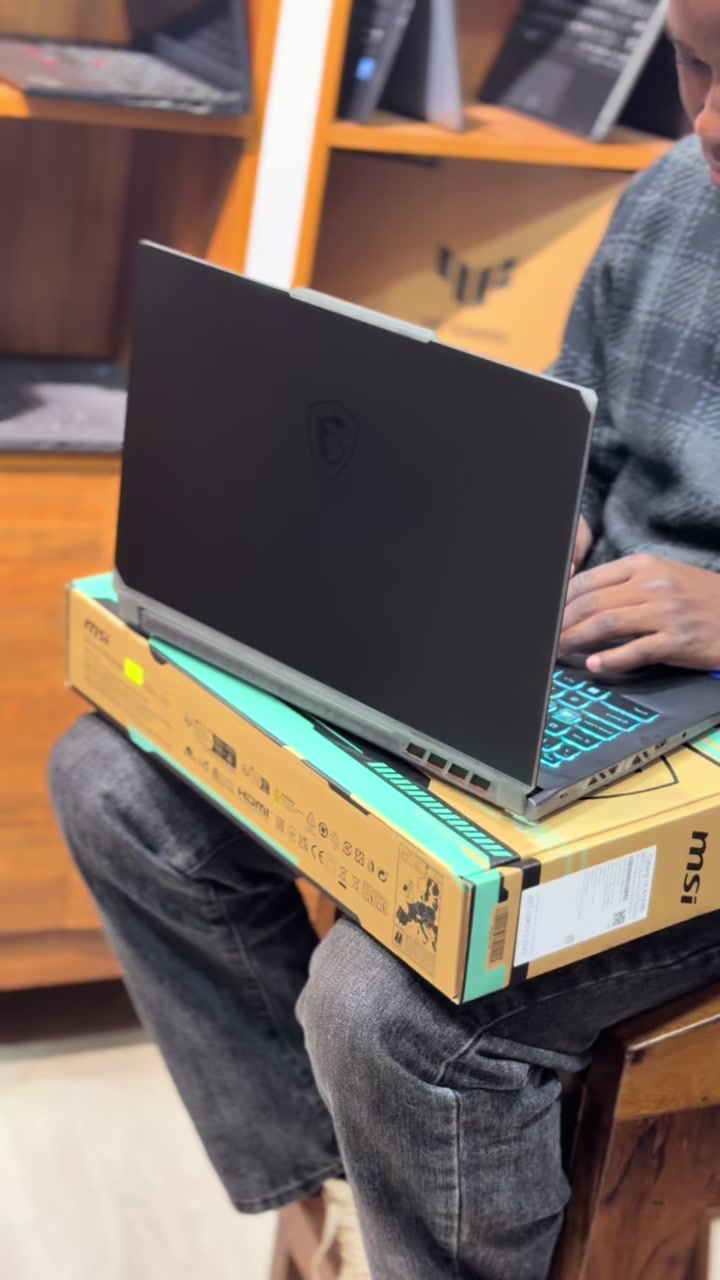 @Laptop guy 🇺🇬
