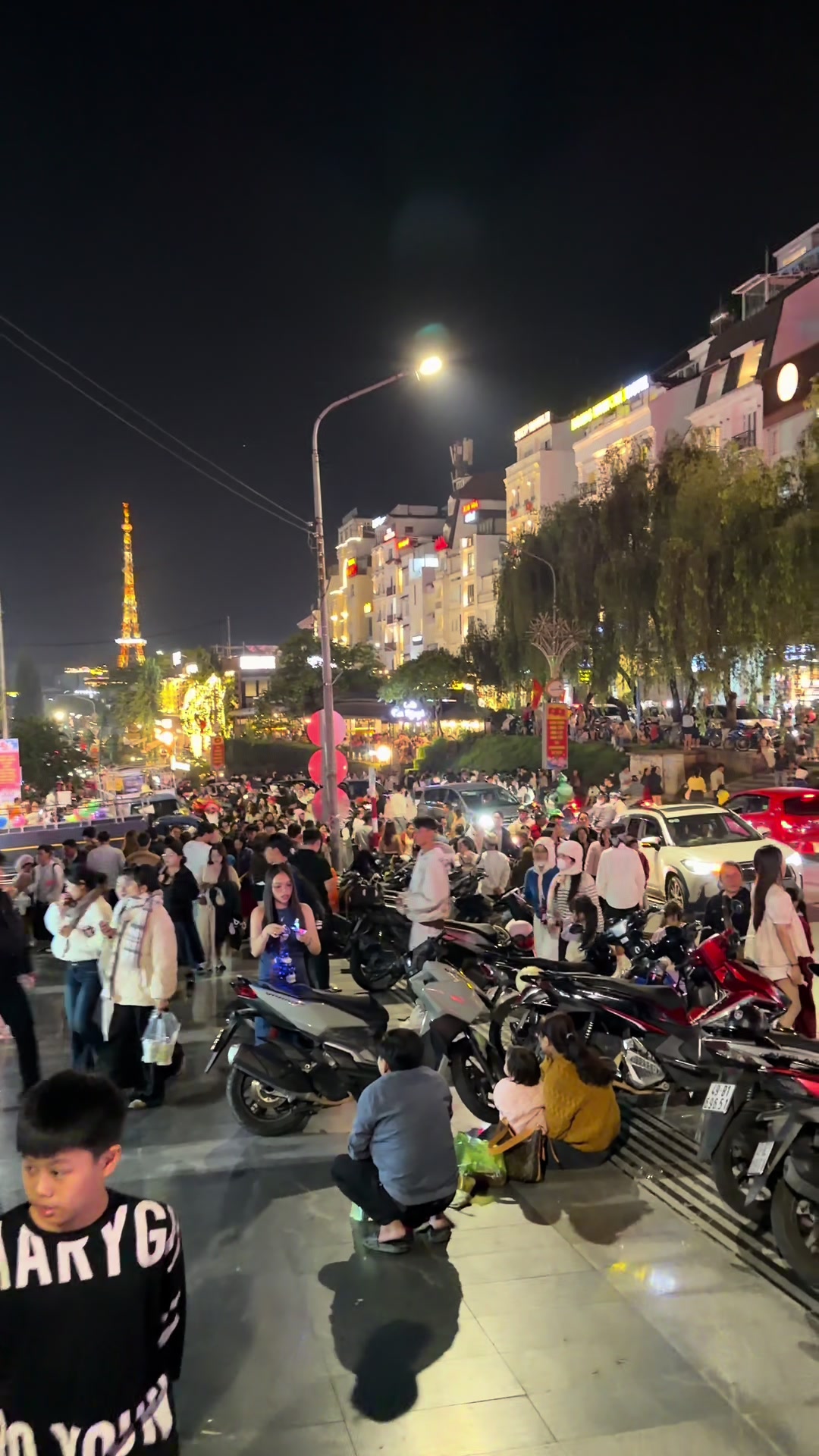 @Trung chứ ai