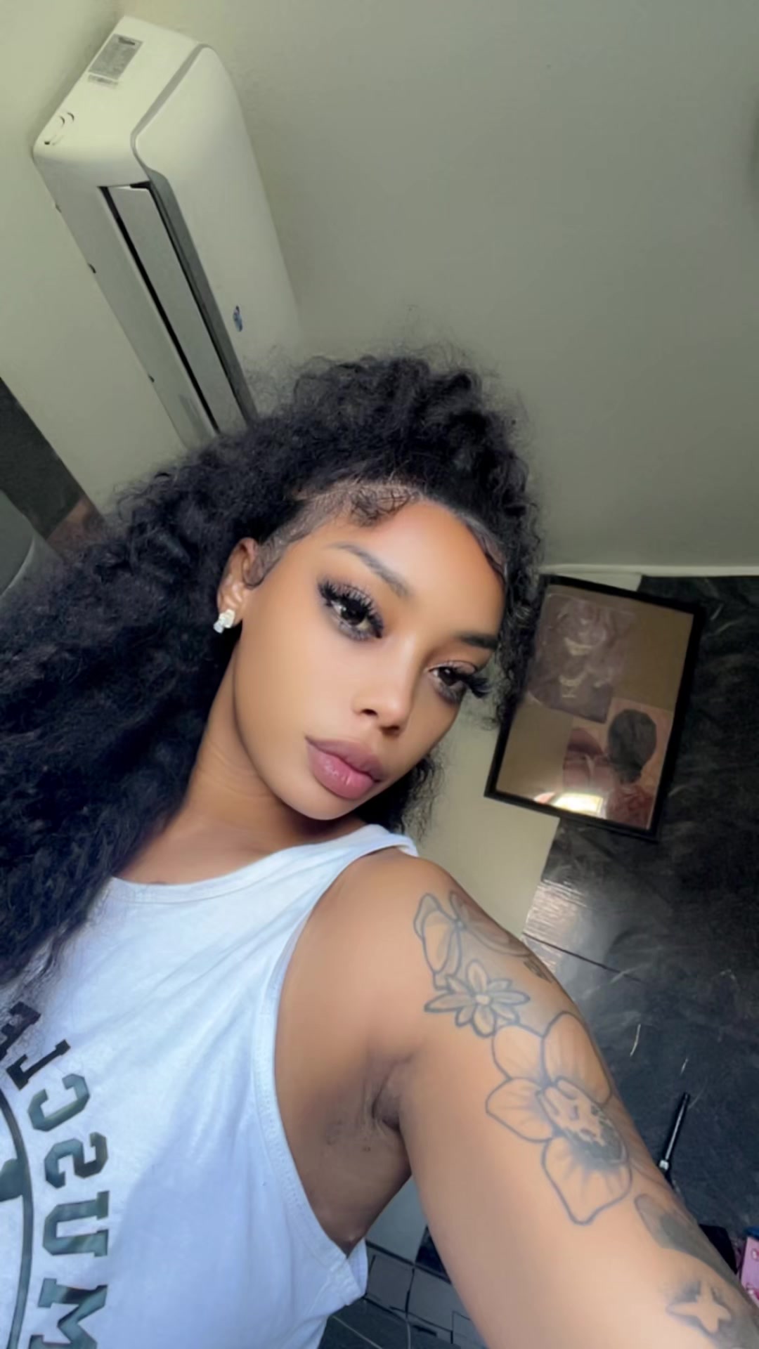@HILLARY BANKS||Content Creator