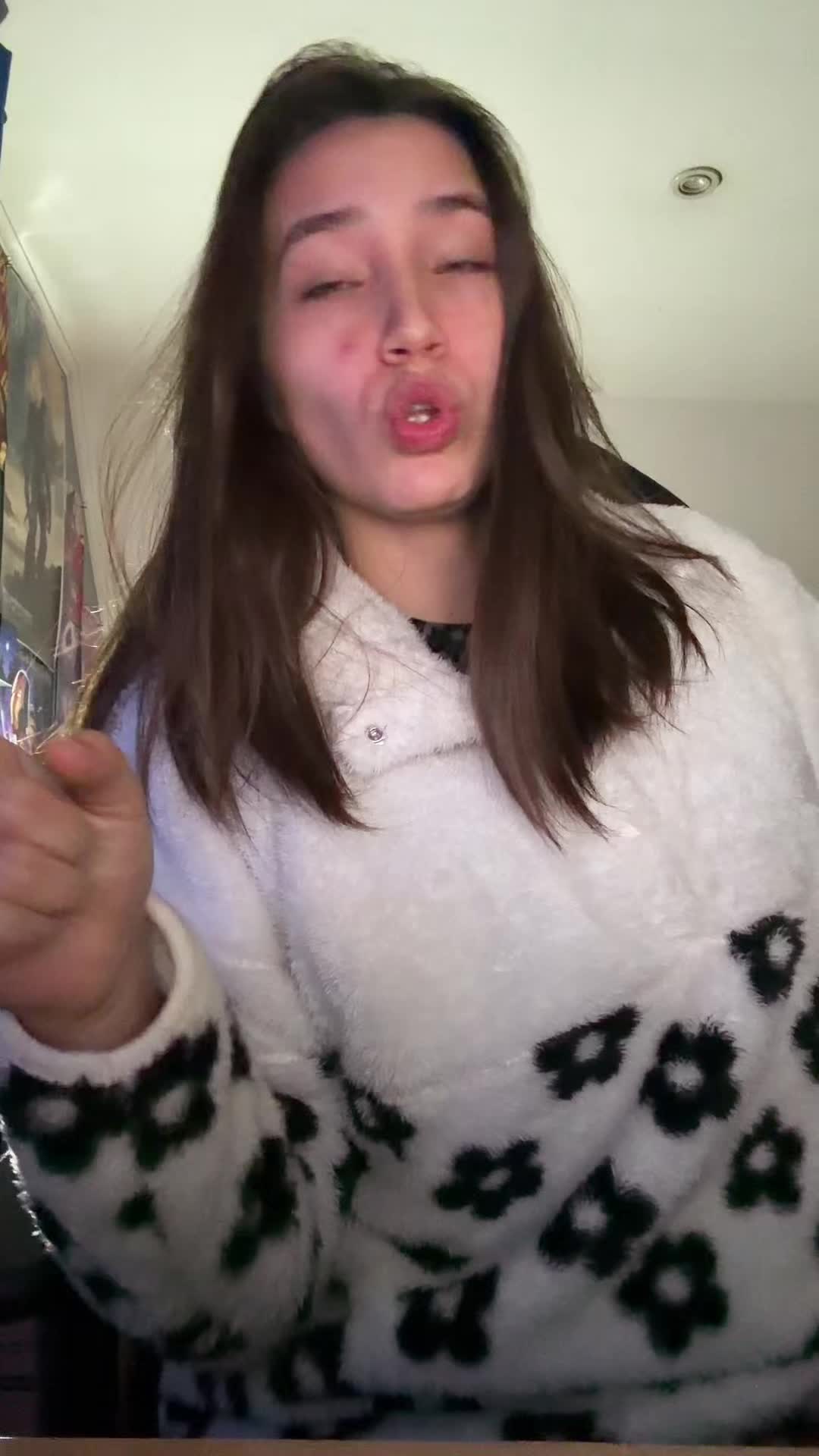 @Aleli_