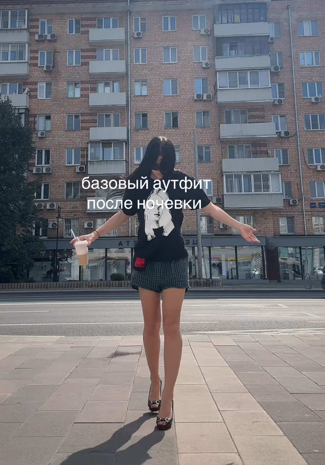 @<4