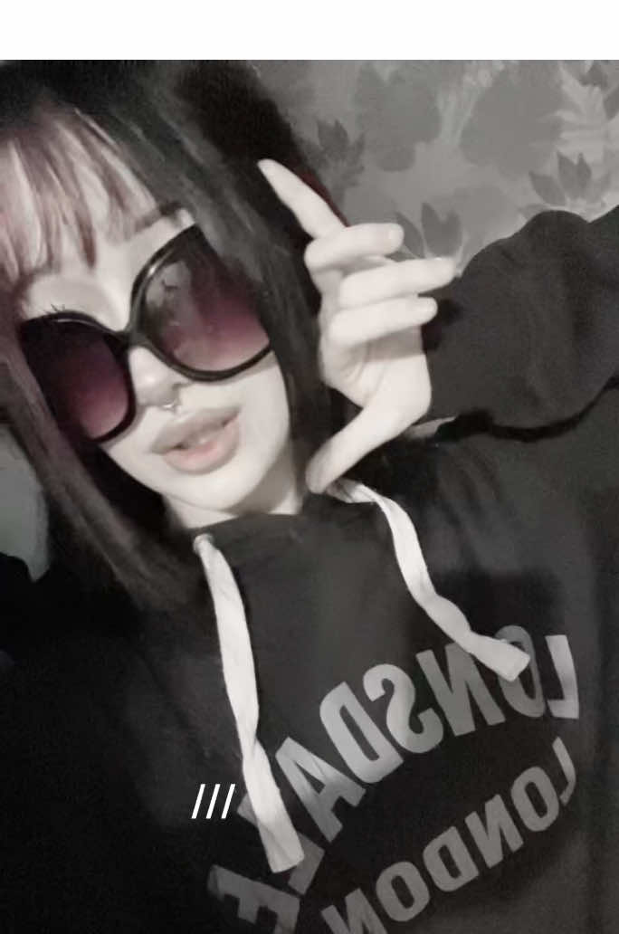 @///