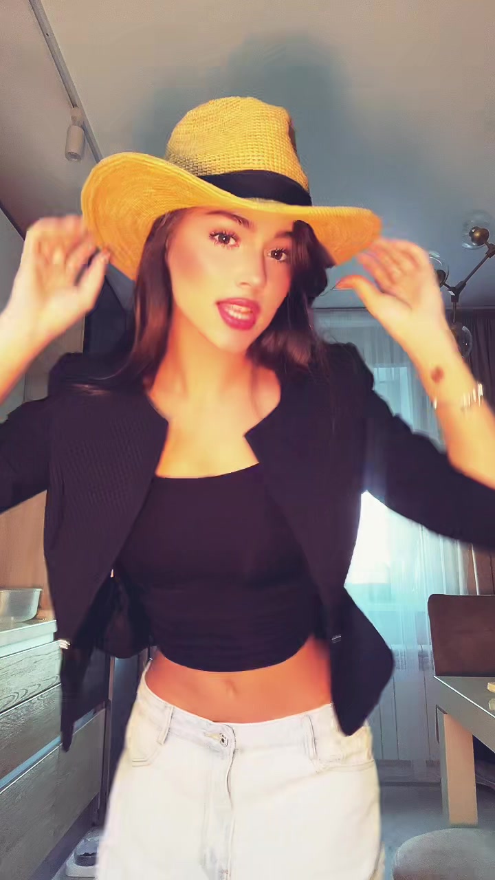 @ari_cryztal