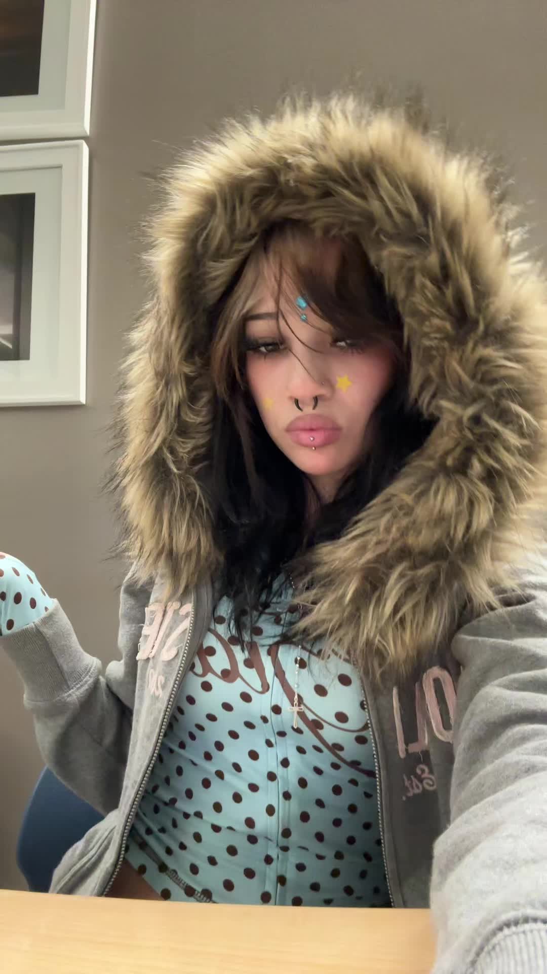 @>⩊<