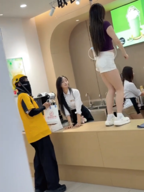 @奶奶的茶美女 (Nai Nai De Cha)