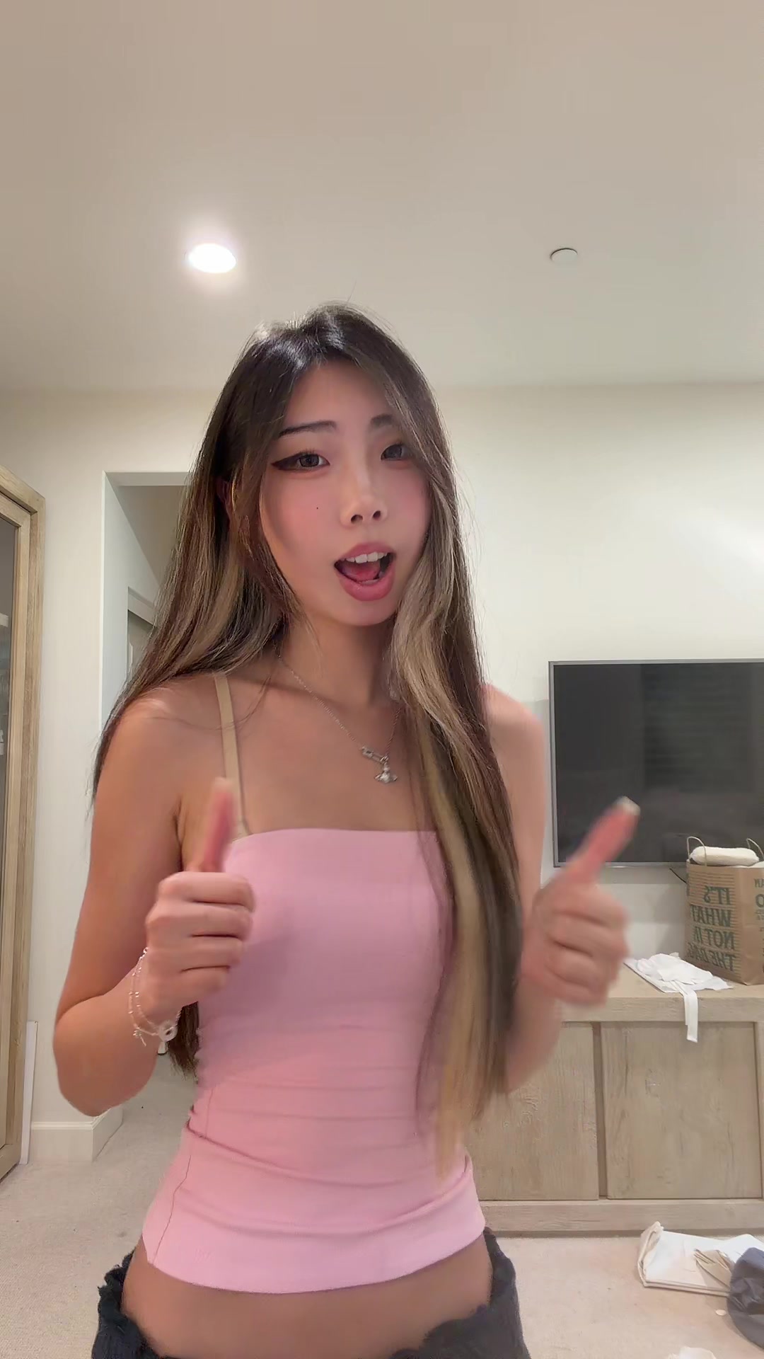 @adri_323_