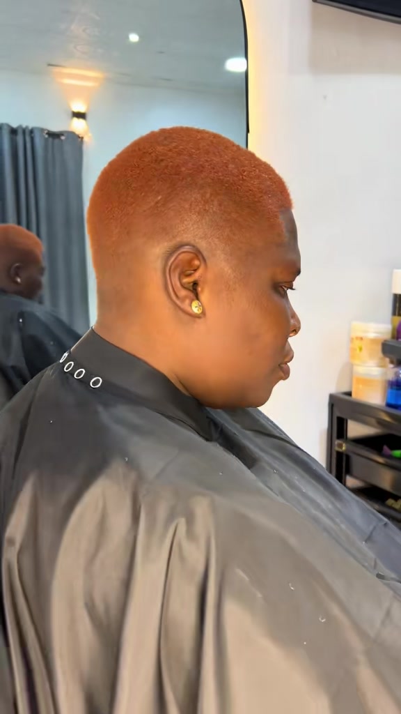 @FEMALE BARBER/LOCTICIAN IN LAG