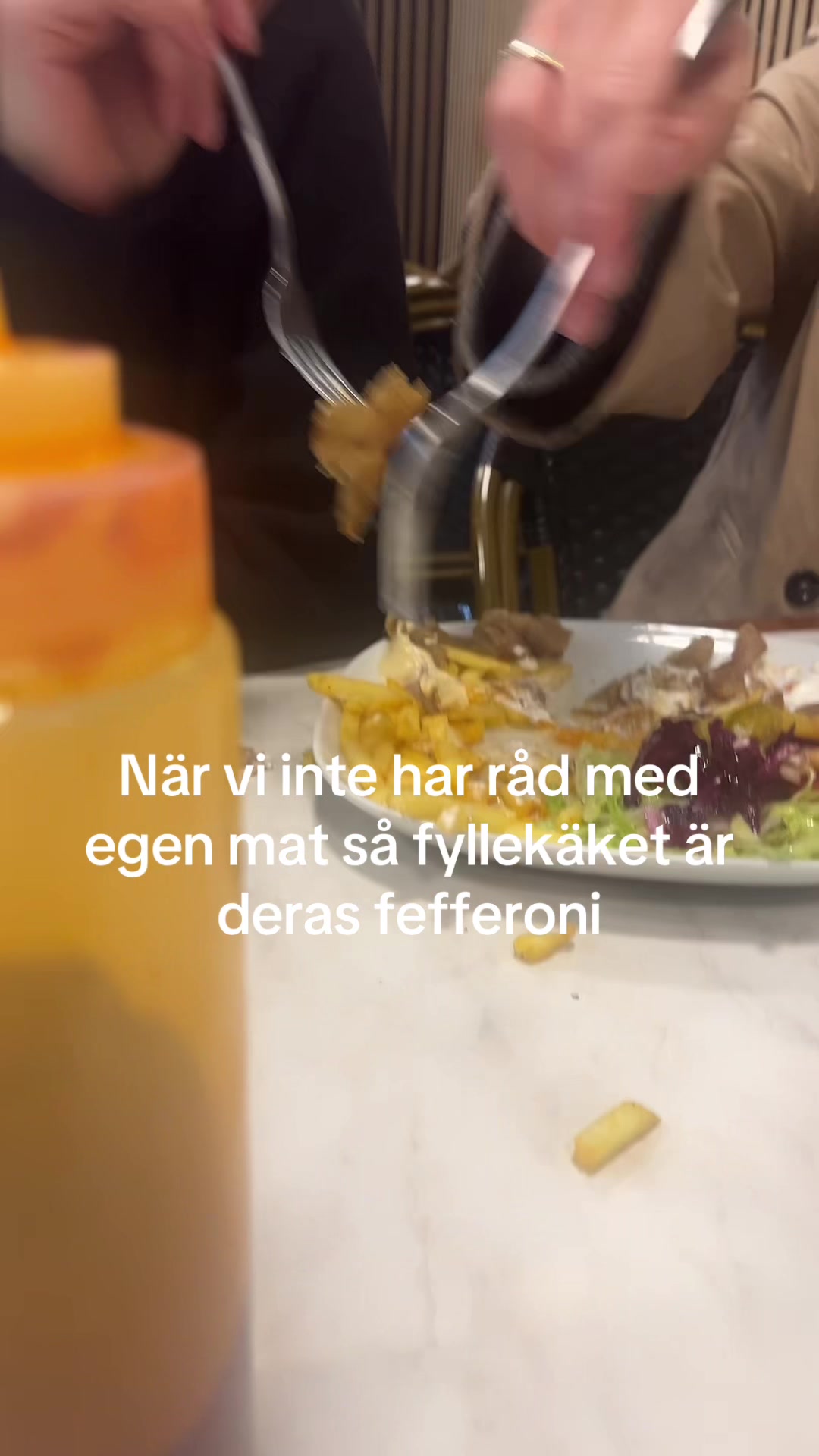 @<|:^)