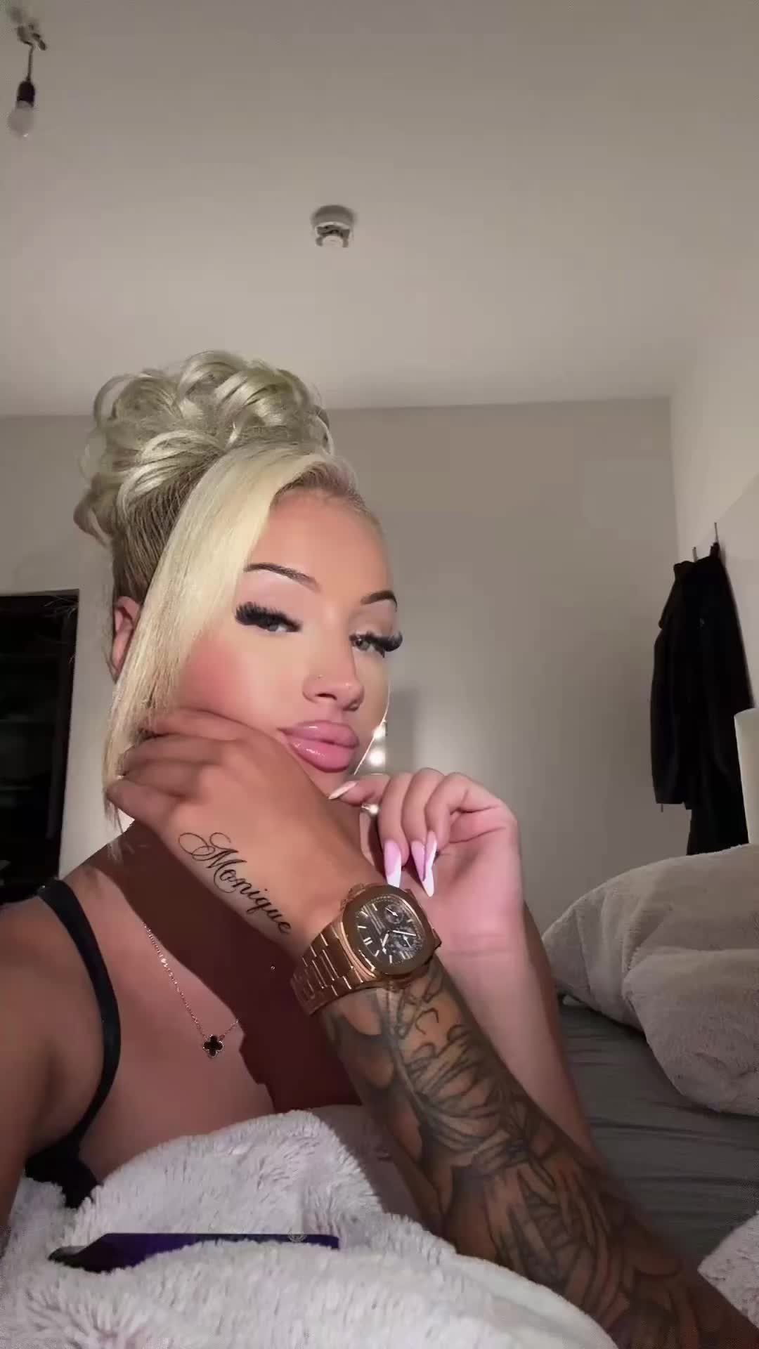 @ℳ𝑜𝓃𝒾𝓆𝓊𝑒