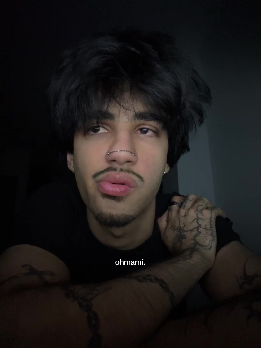 @￴