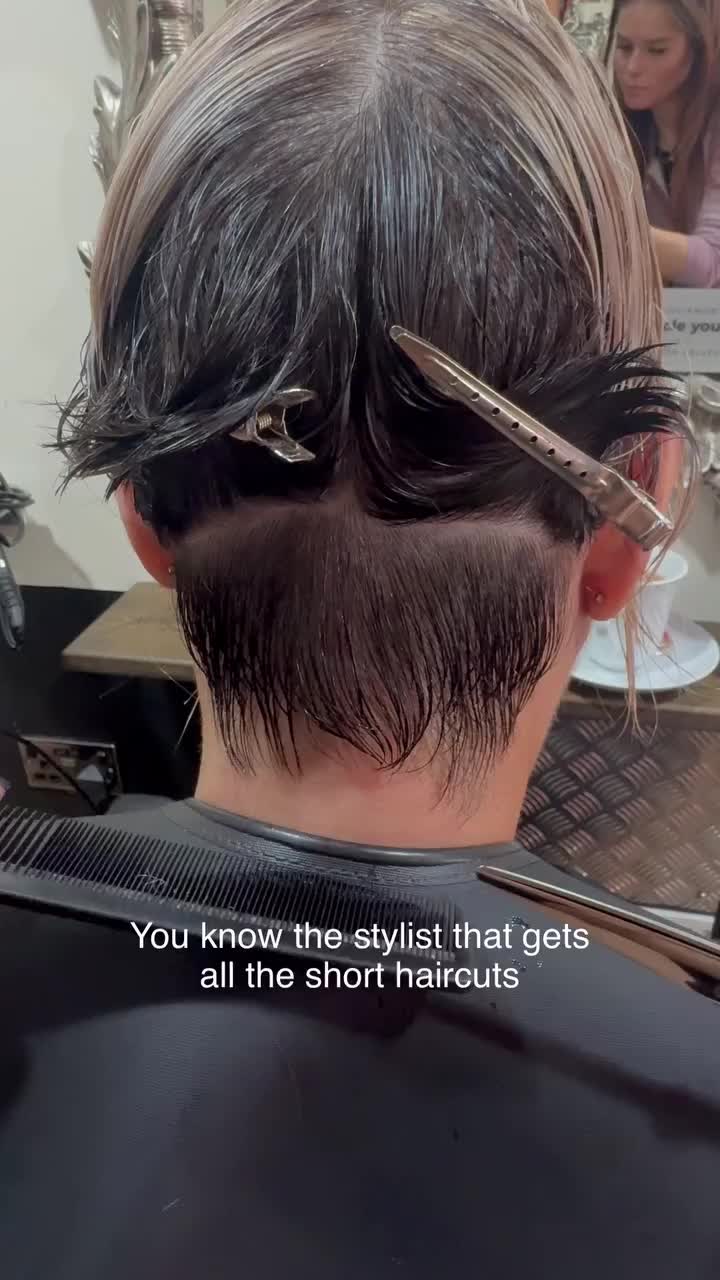 @Short Hair Cutting Specialist