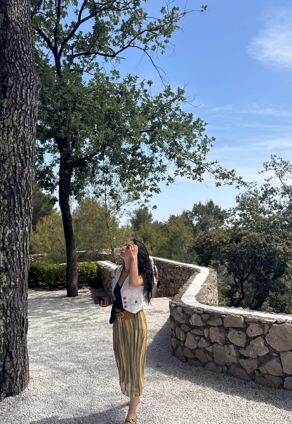 @claratells