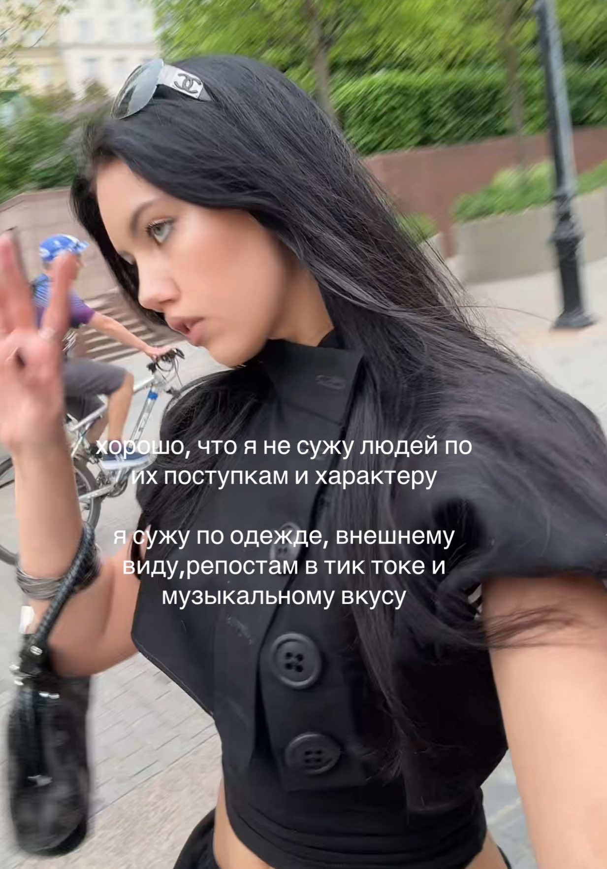 @<4