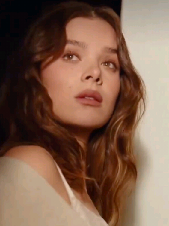 @About Hailee Steinfeld