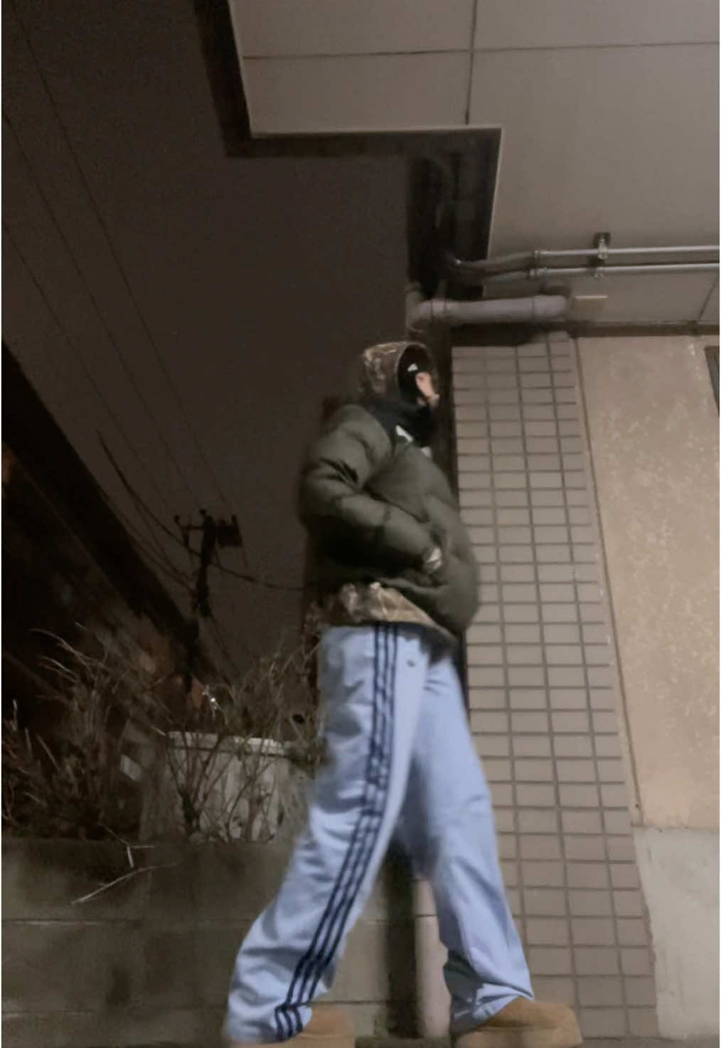 @やーの