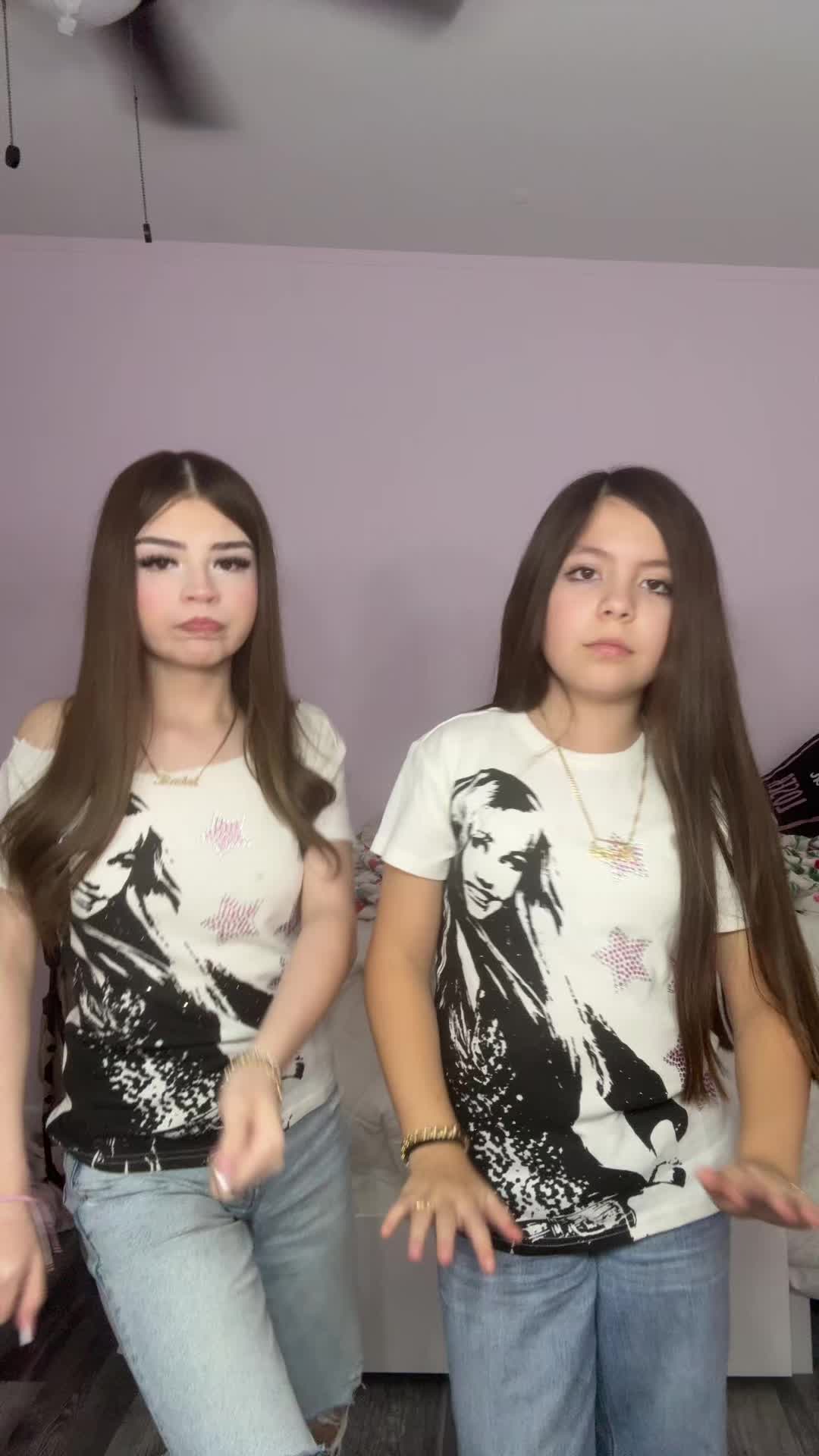 @Deliciaasisters