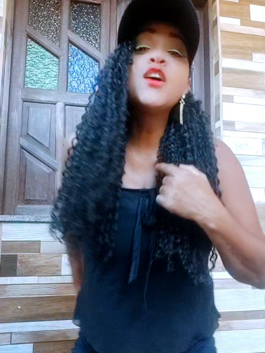 @Lucy a guria da blusa preta
