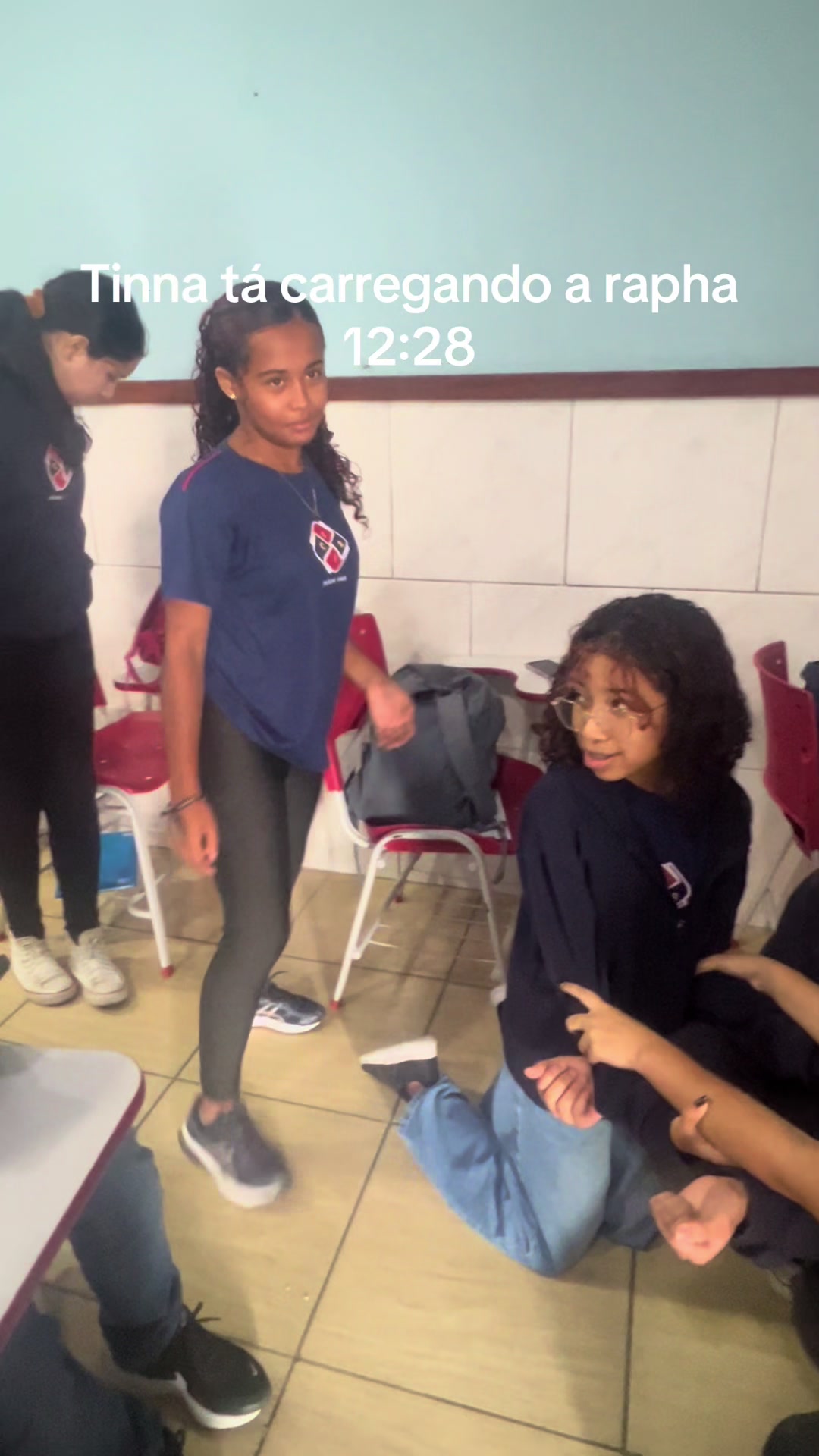 @O que a tinna faz na escola