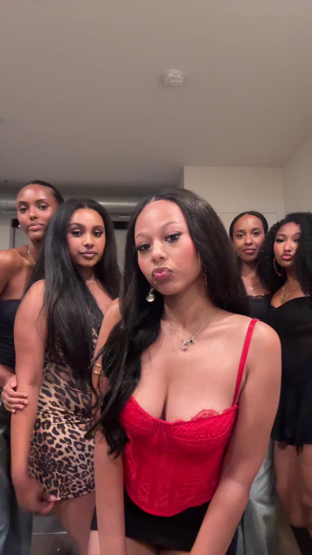 @-.-