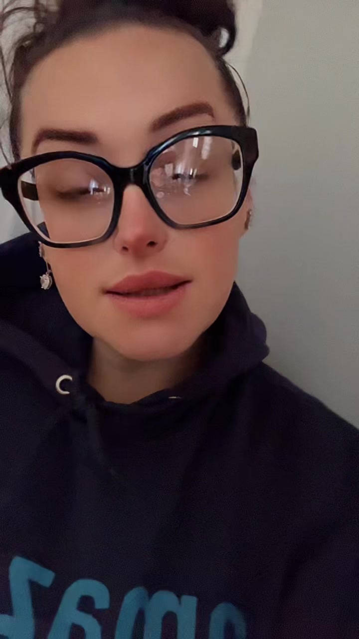 @JustASmallTownGirl🩷💜