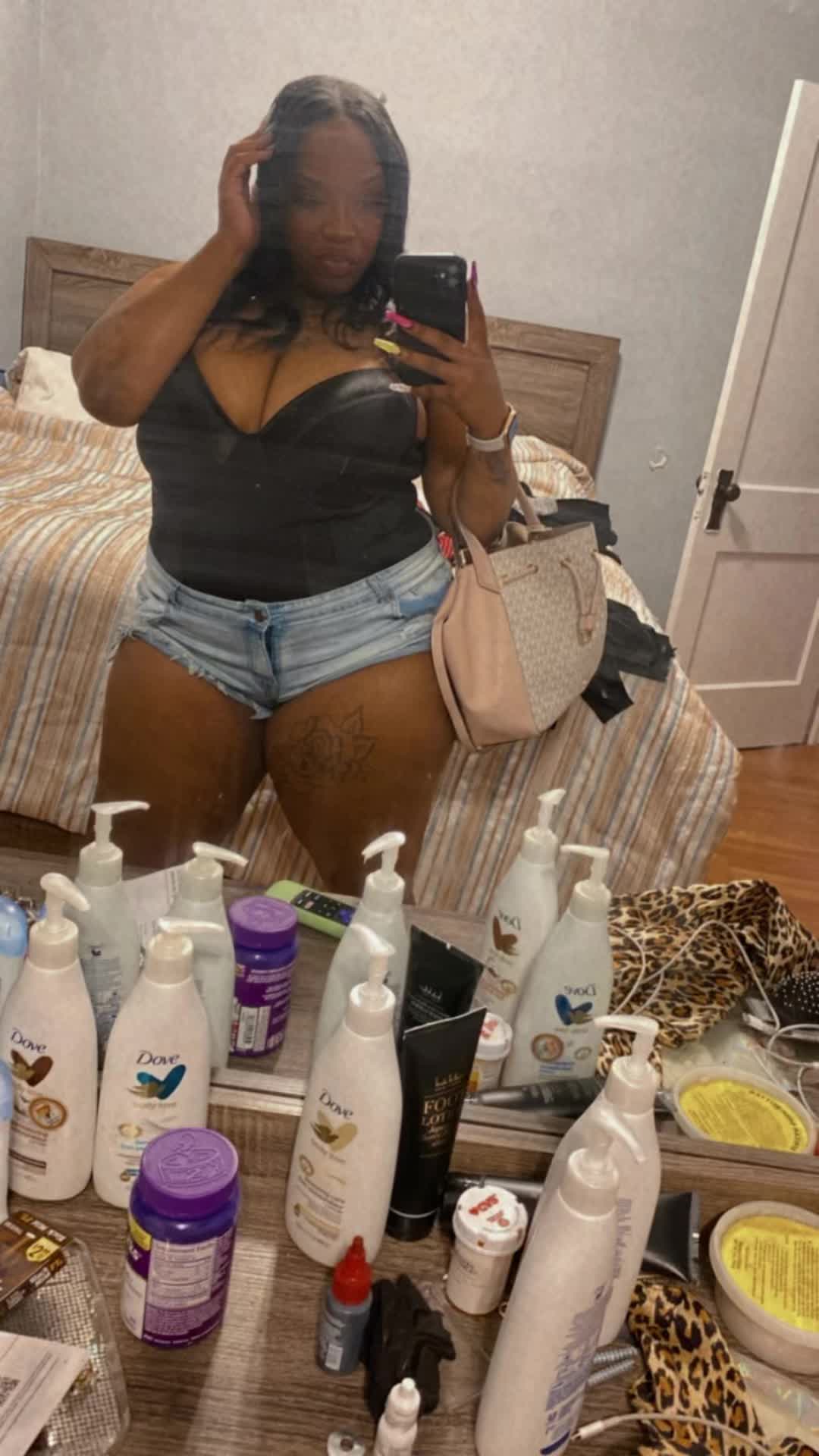 @jstcallmehnee