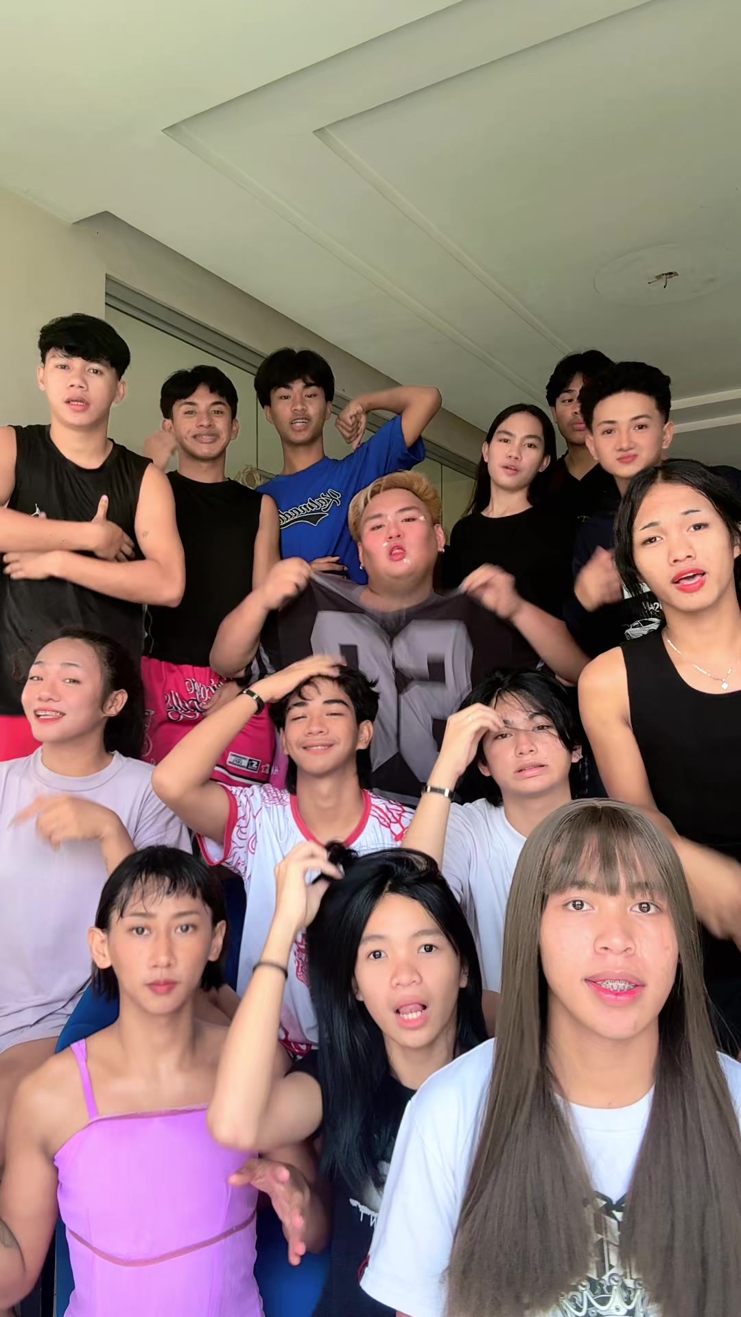 @MOMSHIE ACTOR