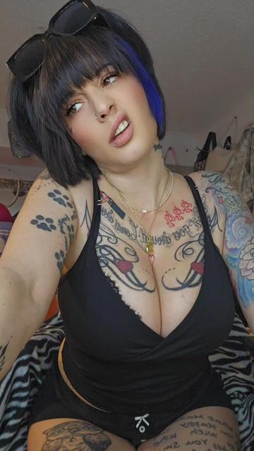 @༺_Poison.Queen_༻🌴