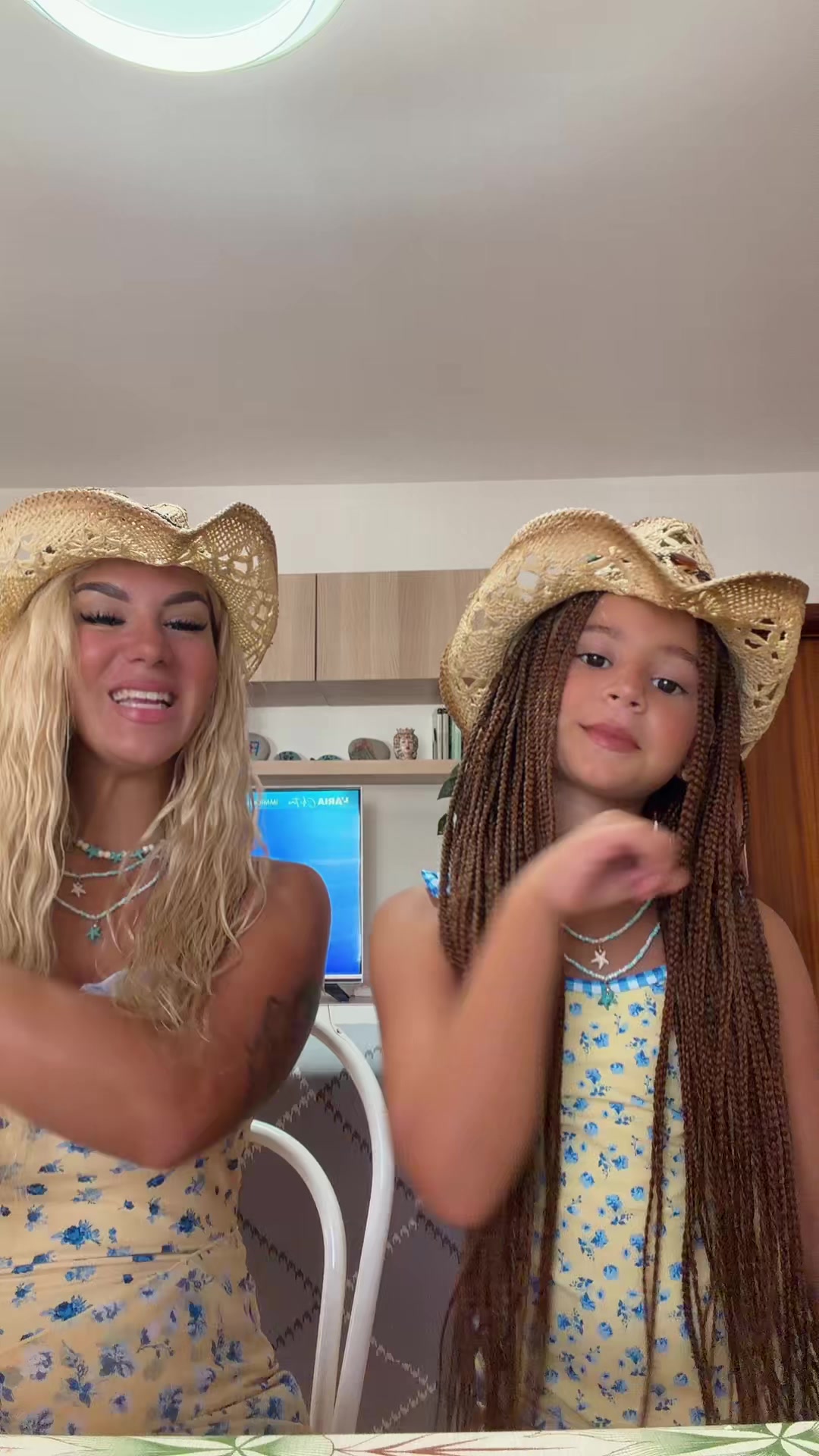 @MelinaPieroSoleil👩👧