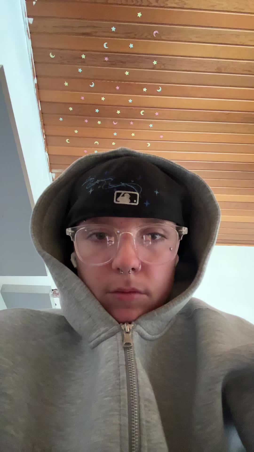 @𐦖