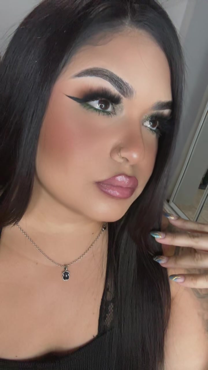 @Curvy beauty