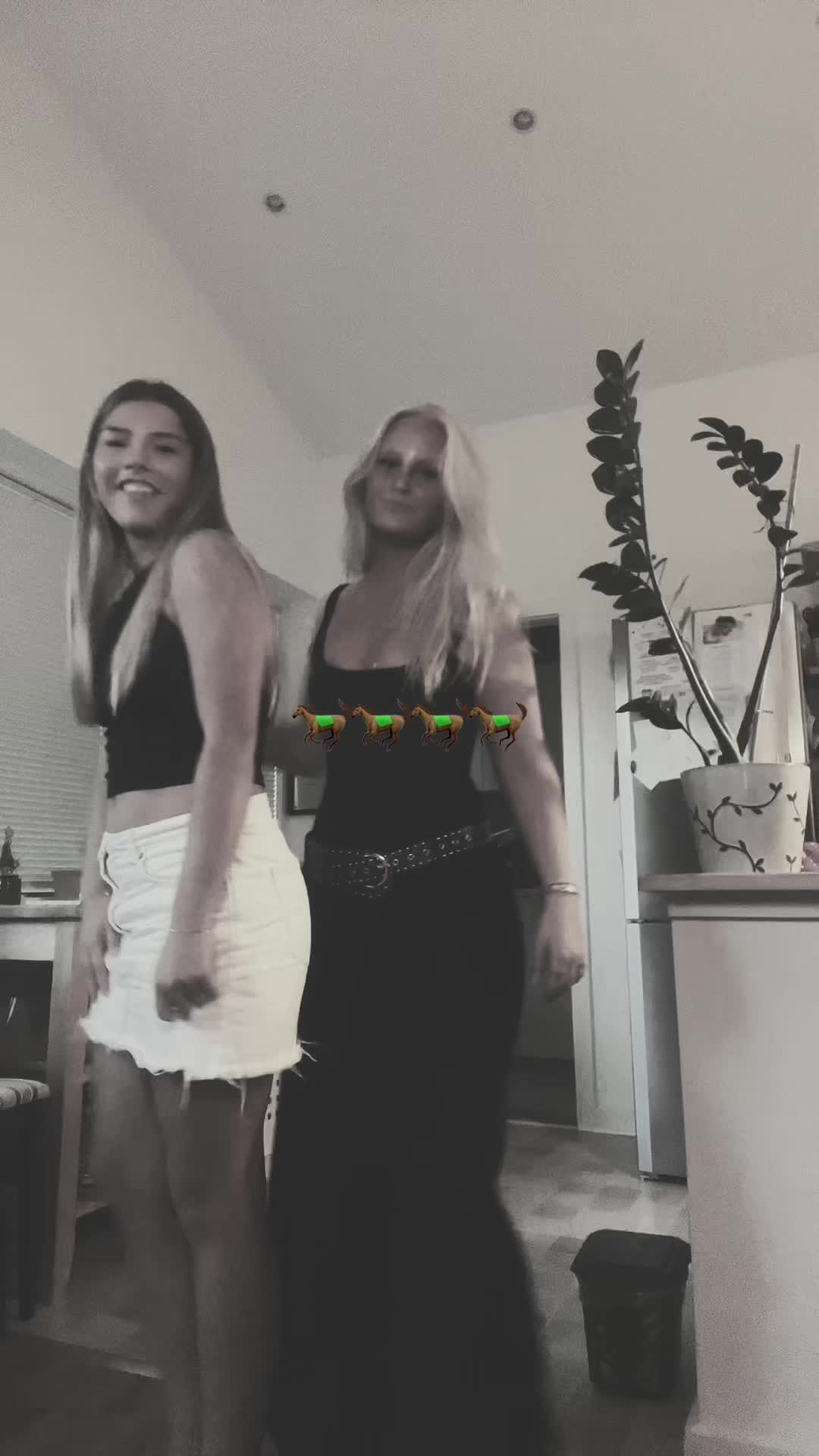 @🚶🏼&zwj;♀️