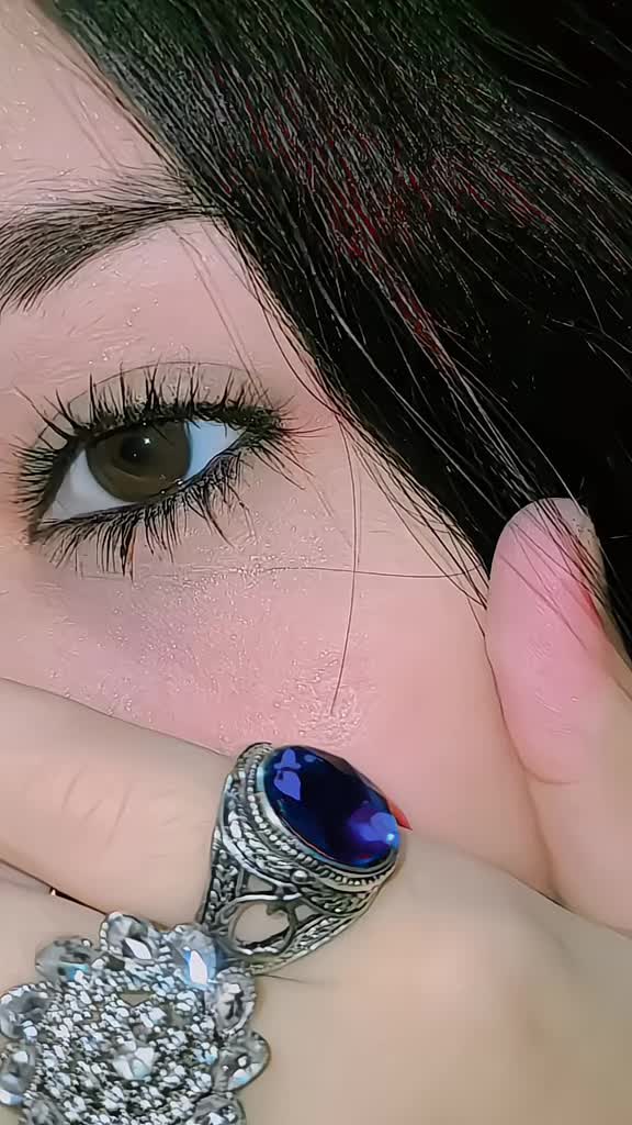 @༺ 🍁𝑬𝒚𝒆𝒔 𝒒𝒖𝒆𝒆𝒏🍁 ༻