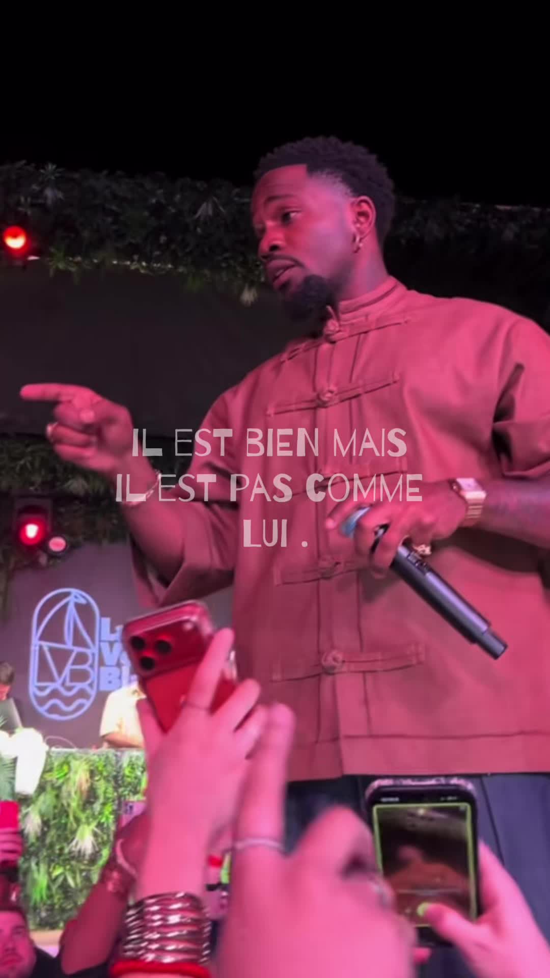 @𝐇