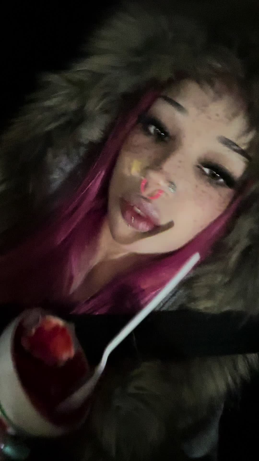@>⩊<