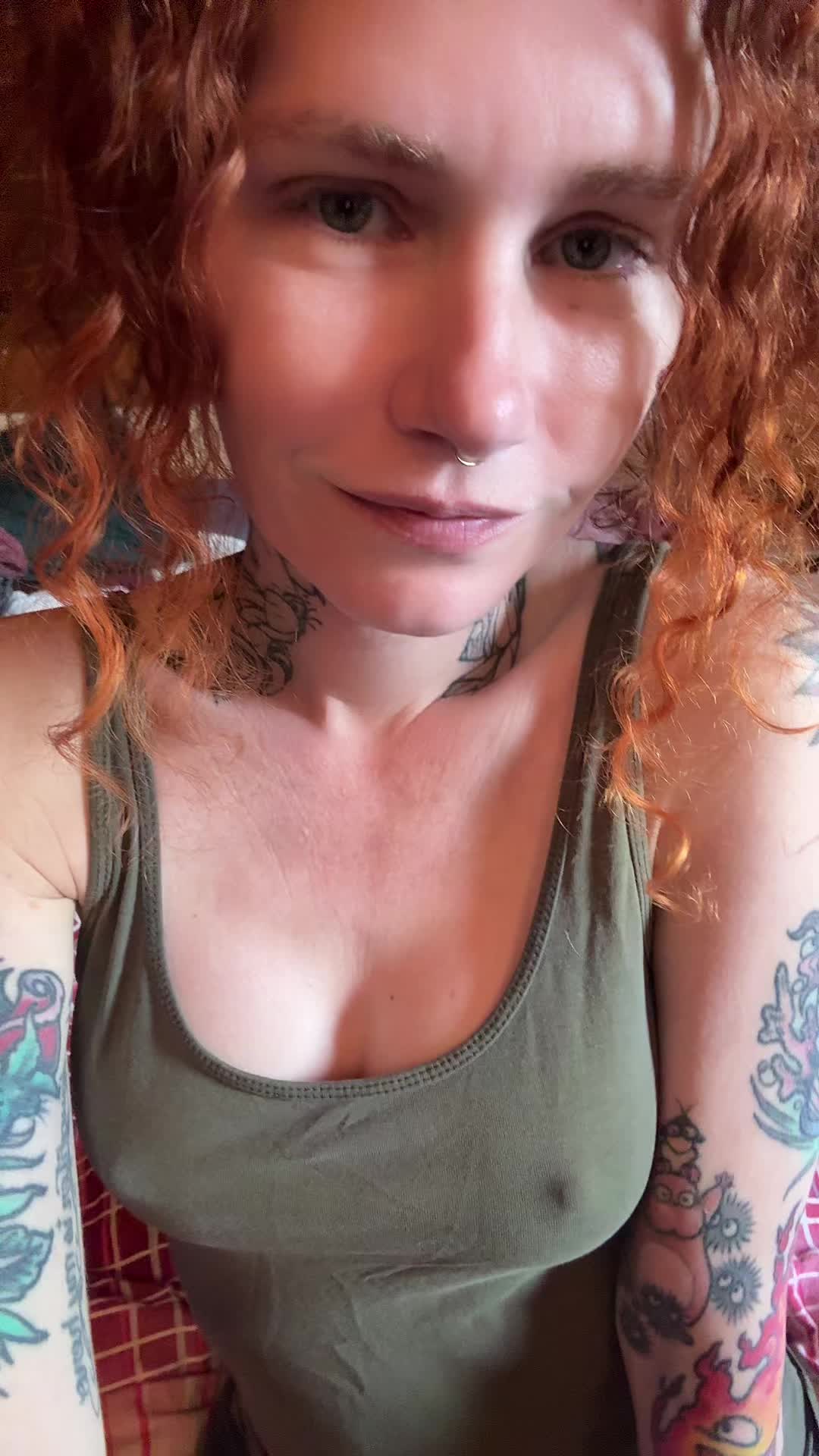 @curlyhairandtattoos