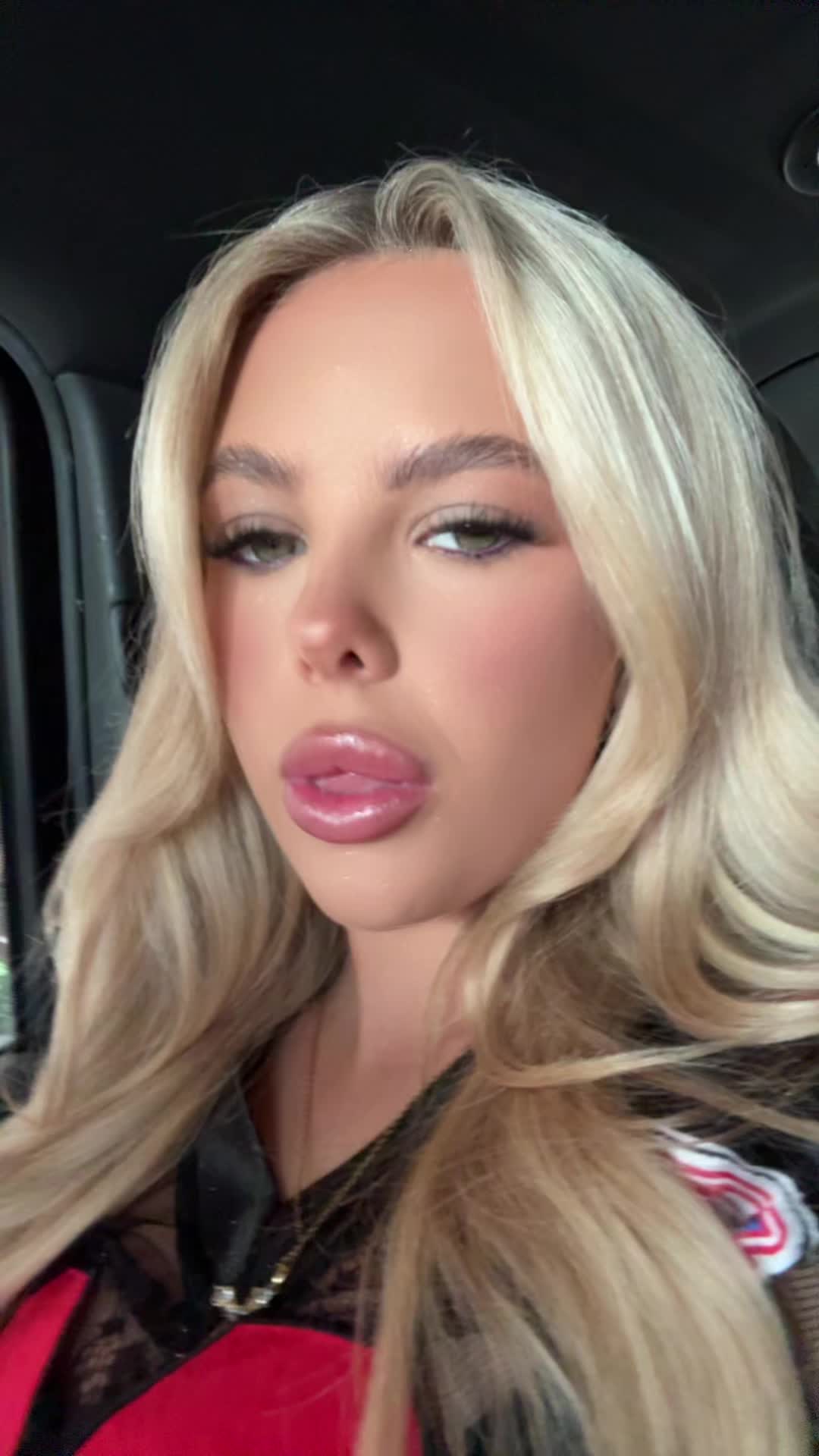 @elliebluegregoria
