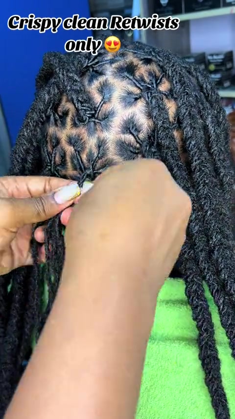 @FEMALE BARBER/LOCTICIAN IN LAG