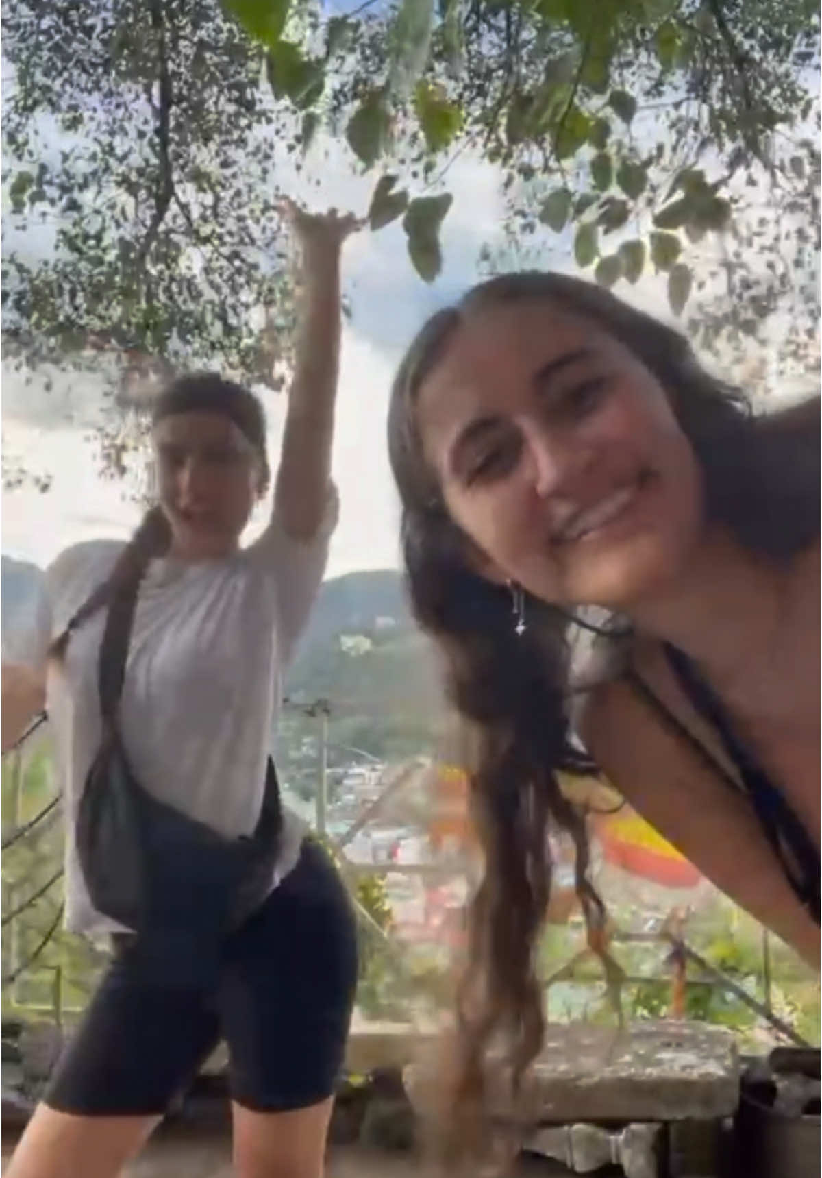 @Lily & Lisa 🎒🌏