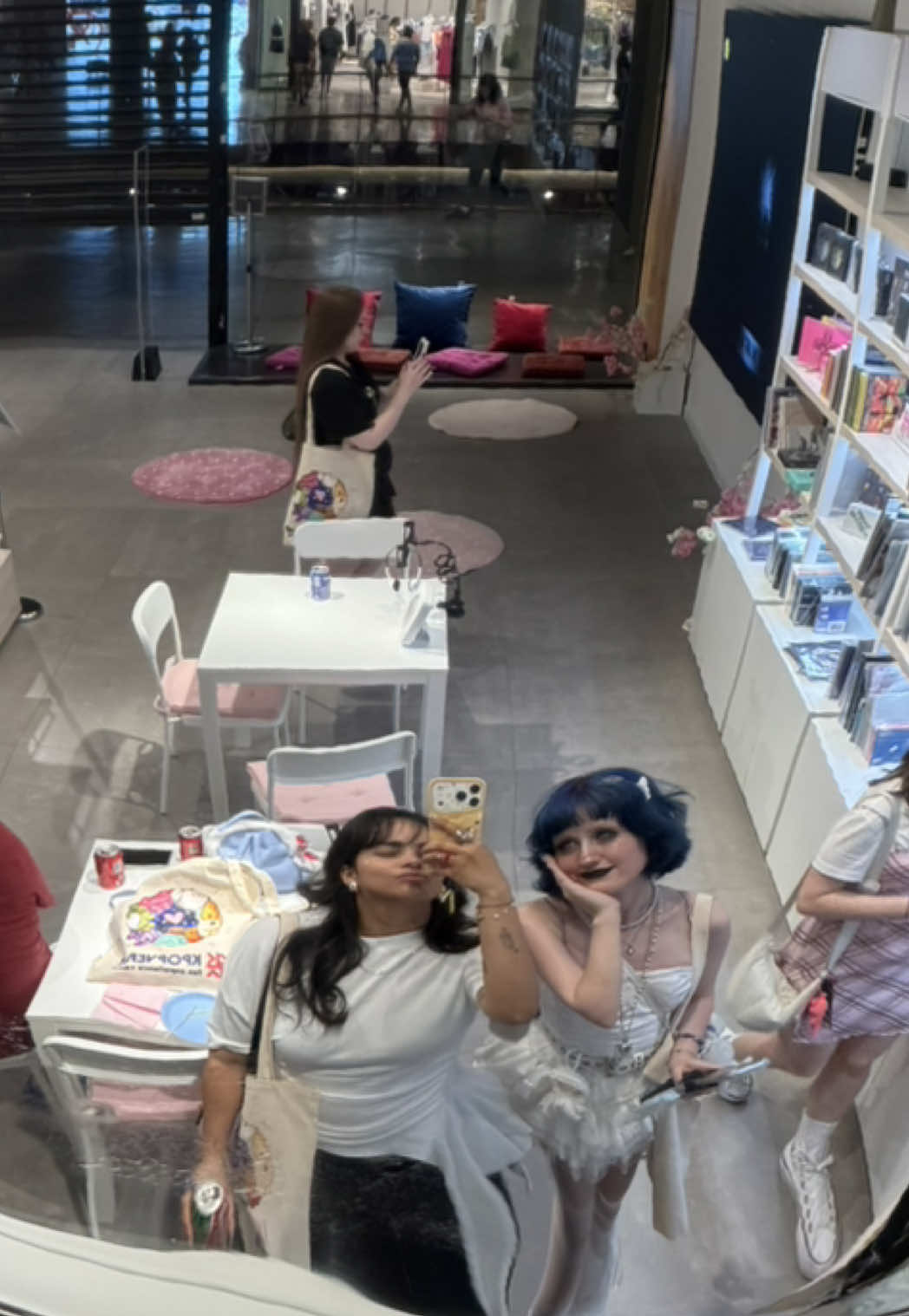 @Mariel Kpop 🌙