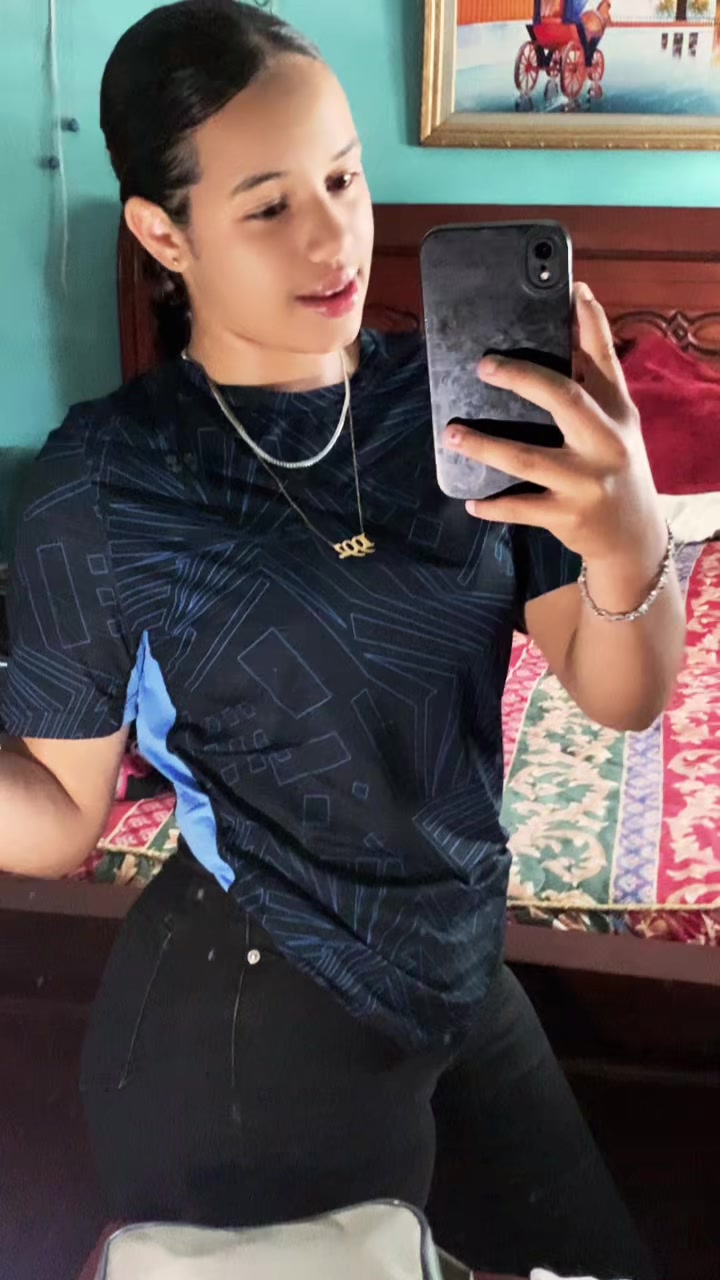 @🧍🏻&zwj;♀️👸🏻