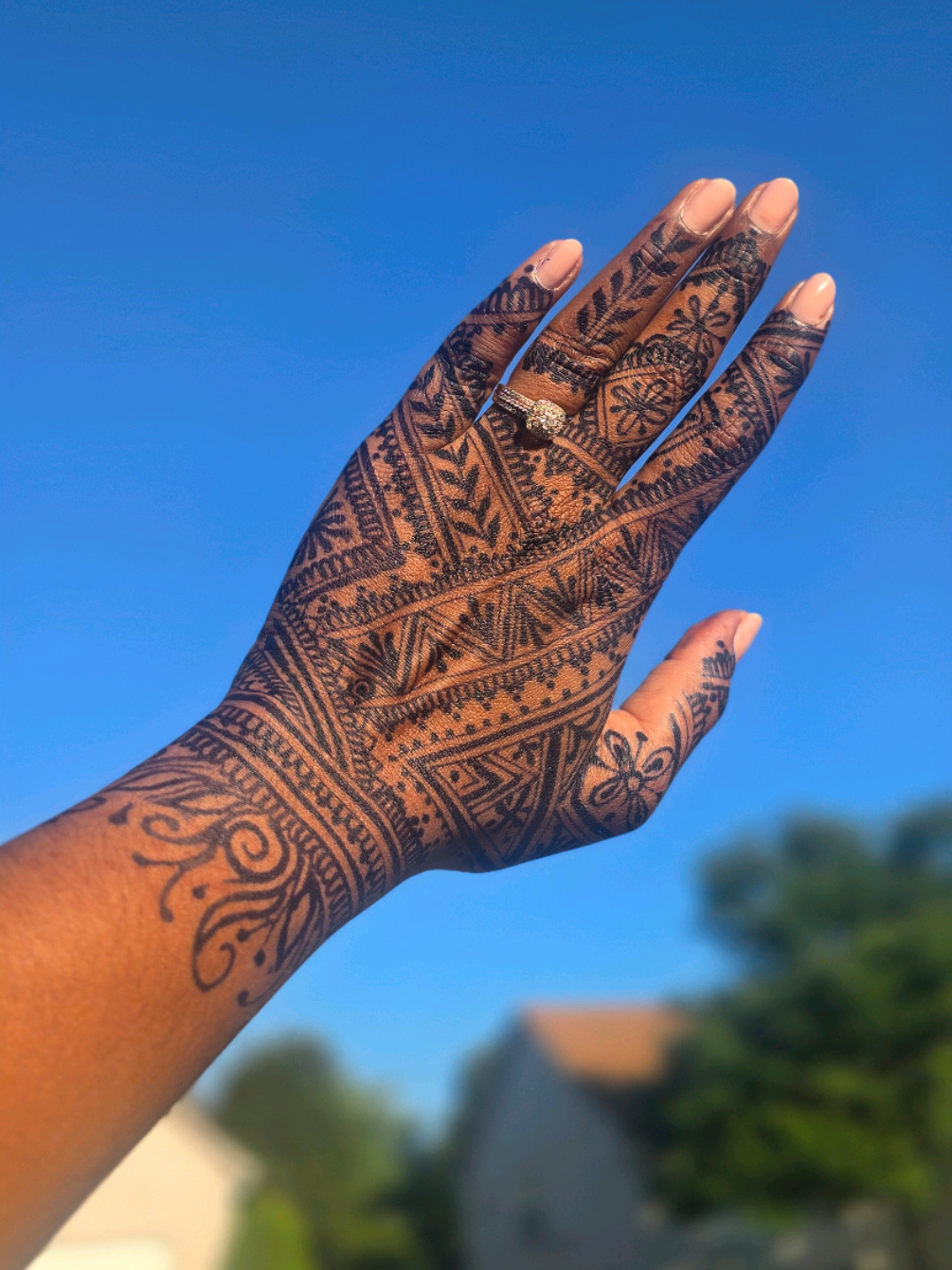 @essentialhenna